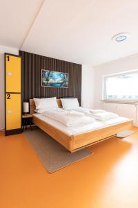 曼海姆Hostel Mannheim的一间卧室设有一张大床和一个窗户。