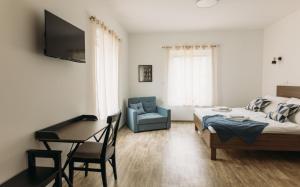 PišeceHiša na Ravnah的一间卧室配有一张床、一张桌子和一把椅子