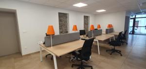 巴涅尔-德吕雄Maison de la Lionne的办公室配有桌椅和橙色灯具