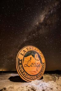 圣佩德罗·德·阿塔卡马Nueva Lodge Estación San Pedro de Atacama的星夜标有罗德名字的标志