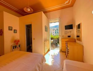 拉帕洛Hotel Villa Marosa的一间卧室配有一张床、一张桌子和一张桌子