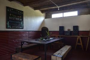 贝伦Casamora的一间设有桌子、长凳和窗户的房间