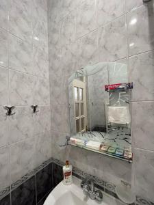 VagharshapatNajaryan's Family Guest House的一间带水槽和镜子的浴室