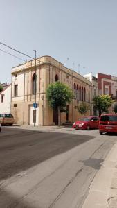 加拉蒂纳Palazzo Baffa的街道边的一座古老建筑
