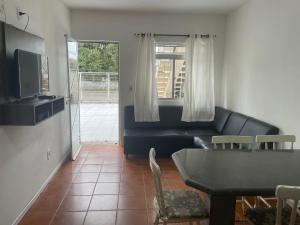 弗洛里亚诺波利斯Residencial Mizinho的客厅配有沙发和桌子