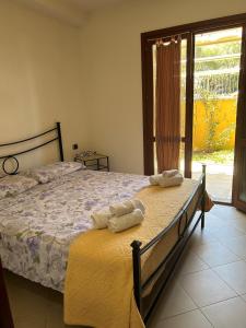 马达莱纳La Casa azzurra的一间卧室配有带毛巾的床