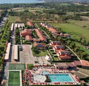 瓦达罗莎二十酒店的享有带游泳池的度假村的空中景致
