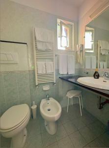 拉帕洛Hotel Villa Marosa的一间带卫生间和水槽的浴室