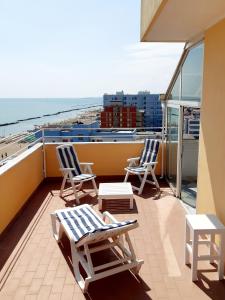 蒙特西尔瓦诺La Terrazza sul Mare的阳台配有椅子,享有海景。