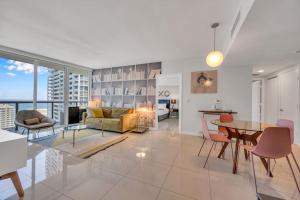 迈阿密Icon Luxury 34th Floor Amazing Oceanview, Brickell的客厅和带桌椅的用餐室