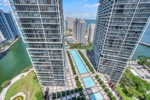 迈阿密Icon Luxury 34th Floor Amazing Oceanview, Brickell的水边两座高楼空中景观