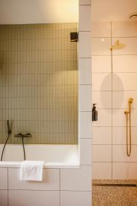 MilsbeekBoutiquehotel & Tiny houses PLEK17的带淋浴和浴缸的浴室