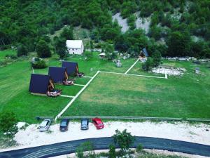 ŠavnikEtno apartmani Komarnica的享有带汽车和网球场的公园空中景致