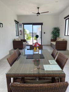 San BenitoVillas Miland - San Benito Beach的客厅配有桌椅