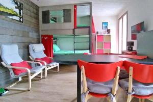 维拉尔-德朗Joli studio & Belle Vue + wifi的一间带桌椅的房间和一间卧室