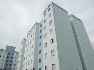 坎皮纳斯Apartamento inteiro para até 5 pessoas的一座高大的白色建筑,设有窗户