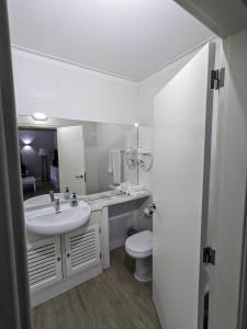 阿尔沃尔VilaBplaza by JohnVillas的白色的浴室设有水槽和卫生间。