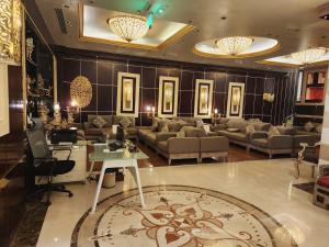 麦地那普罗文思阿尔沙姆酒店的带沙发和桌椅的客厅