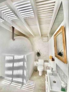 马赫Casa Kira, Macher的白色的浴室设有卫生间和水槽。