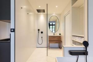 里昂MOHOM - Bellecour的带淋浴和镜子的浴室