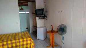 Cruz de PizarroAmotape Home的客房设有1张床、1台电视和1台风扇。