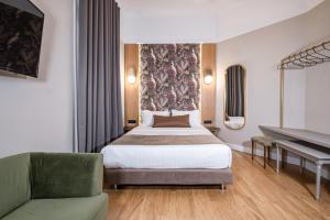 雅典Belle Epoque Suites的酒店客房带一张床和一架钢琴