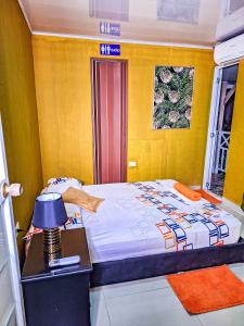 普罗维登西亚Posada Hostel Adri的一间卧室配有一张床和一张带台灯的桌子