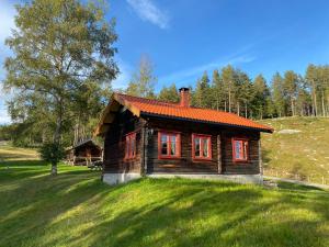 诺托登Bolkesjø Gaard的草地上的一座小木房子