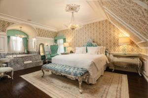 格拉玛多Hotel Colline de France的一间卧室配有一张床、一张桌子和一张长凳