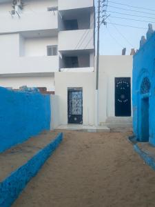 阿斯旺Nuba Heart的白色的建筑,有蓝色的墙壁和门