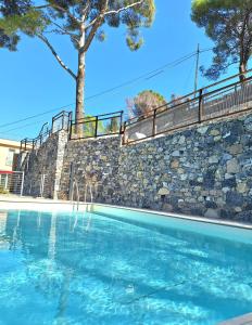 阿拉西奥Dolce Far Niente的石头墙前的游泳池