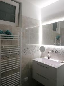 阿拉西奥Dolce Far Niente的浴室配有白色水槽和淋浴。