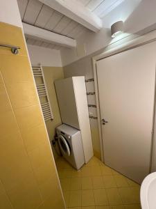 锡拉库扎菊苣度假屋的一间带卫生间和门的小浴室