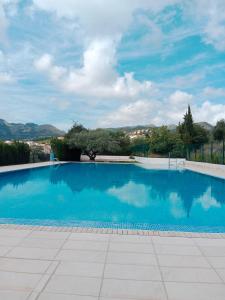 AdsubiaLa Milotxa的大型蓝色游泳池,享有美景