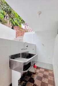 利马Casa Verde Jesús María - Zona Residencial的一个带水槽的厨房
