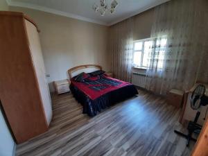 AşağıobaNabran Suite的一间卧室配有一张床铺,床上铺有红色毯子