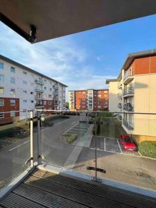 哈特菲尔德Beautiful Hatfield 2 Bedroom Apartment FREE Gated Parking - Modern Stylish - Business Park, Hertforshire University, St Albans, Welwyn Garden City, Luton Airport, Harry Potter Studio Tour的从大楼里看到空停车位