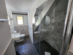 瑞吉卡尔巴德Hotel Bergsonne Rigi的带淋浴、盥洗盆和卫生间的浴室