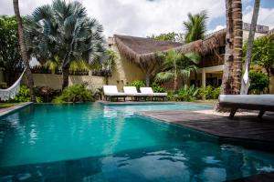杰里科科拉Casa Elea的棕榈树屋前的游泳池