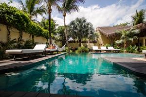 杰里科科拉Casa Elea的一个带吊床和棕榈树的游泳池