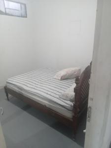 维多利亚Hostel Leonardo Quarto com cama de casal的客房内的一张小床,