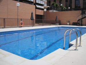 拉斯·罗萨斯·德·马德里拉斯罗萨斯村公寓的蓝色海水大型游泳池