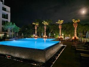 圣君士坦丁和海伦那The Shangri-LA flat的棕榈树的夜间大型游泳池