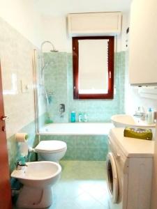 布斯托阿西齐奥il Sole di Busto APT的浴室配有卫生间、盥洗盆和浴缸。