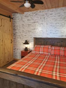 卡灵港马斯科卡海岸公寓的一间卧室配有一张床和吊扇