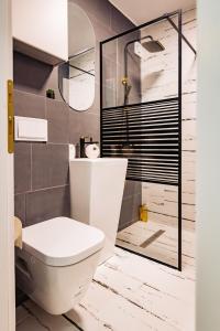 札勒乌Modern studio D-va N的一间带卫生间和玻璃淋浴间的浴室