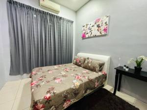 PendangFATEHA HOMESTAY PENDANG的一间卧室设有一张床和一个窗口