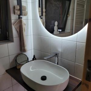 瓦尔堡Ferienwohnung an der Stadtmauer的浴室设有白色水槽和镜子