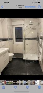科隆Ferienwohnung Köln的一间带玻璃淋浴和卫生间的浴室