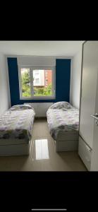 科隆Ferienwohnung Köln的带窗户的客房内的两张床